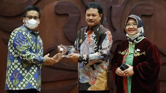 Wali-Kota-Madiun-Maidi-menerima-penghargaan-anugerah-dari-UI-Green-City-Metric-Rankings-2022.jpg