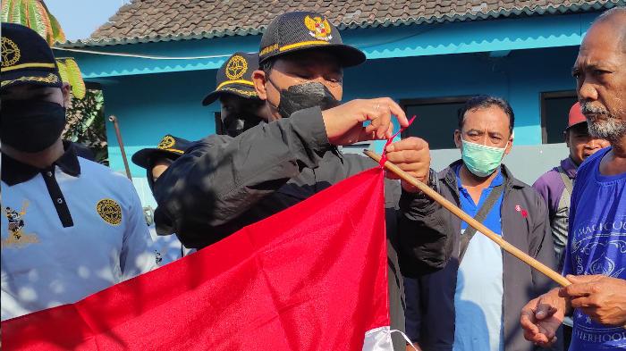 Wali-Kota-Maidi-bagikan-bendera-merah-putih.jpg