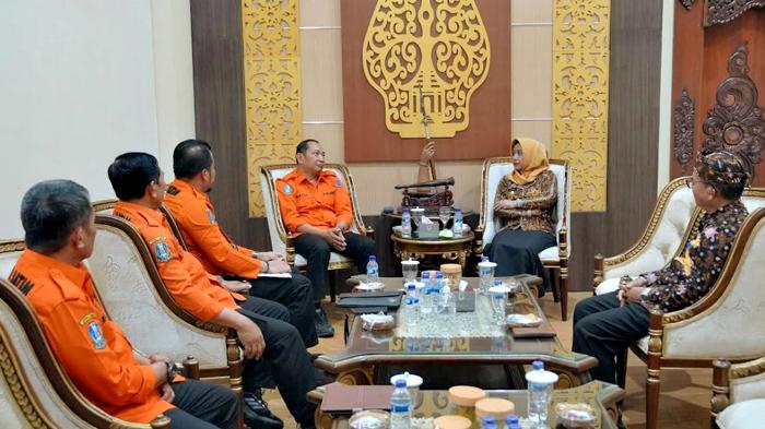 Wali-Kota-Mojokerto-Ika-Puspitasari-menyambut-kedatangan-Kalaksa-BPBD-Jatim-Gatot-Soebroto.jpg