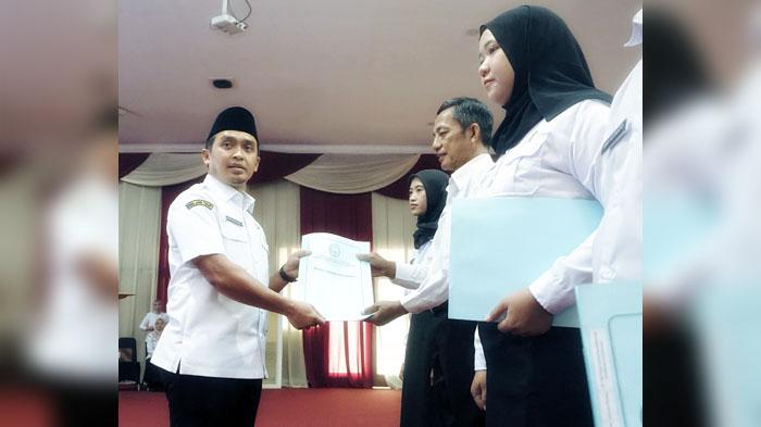 Wali-Kota-Pasuruan-Adi-Wibowo-menyerahkan-SK-PPPK.jpg