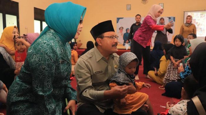 Wali-Kota-Pasuruan-Gus-Ipul-bersama-istri-saat-grebek-stunting.jpg