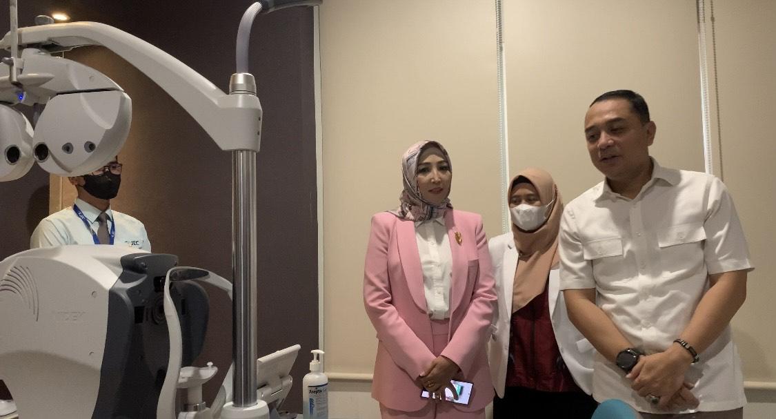 Wali-Kota-Surabaya-Eri-Cahyadi-bersama-Direktur-Klinik-Mata-JEC-Java-Surabaya-Novri-Susanti.jpg