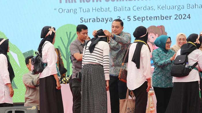Belasan Ribu Orang Tua di Surabaya Ikuti Wisuda SOTH, Wali Kota Cak Eri Optimis Menuju Zero Stunting