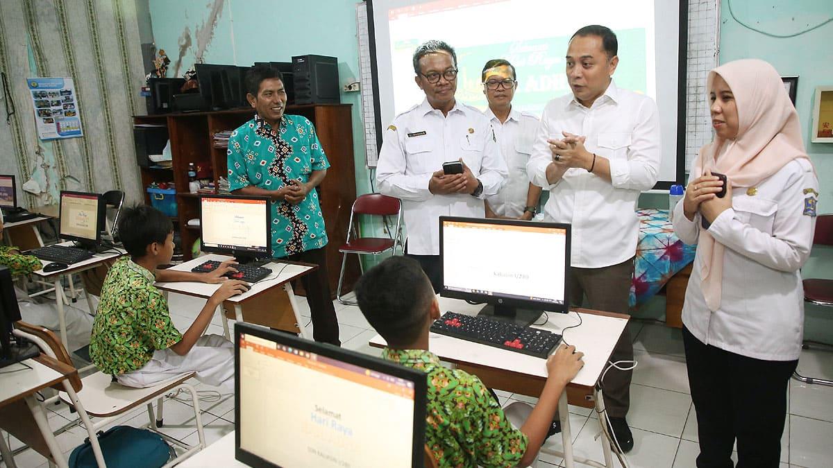 Wali-Kota-Surabaya-Eri-Cahyadi-saat-meninjau-kegiatan-pembelajaran-di-sekolah-3132026.jpg