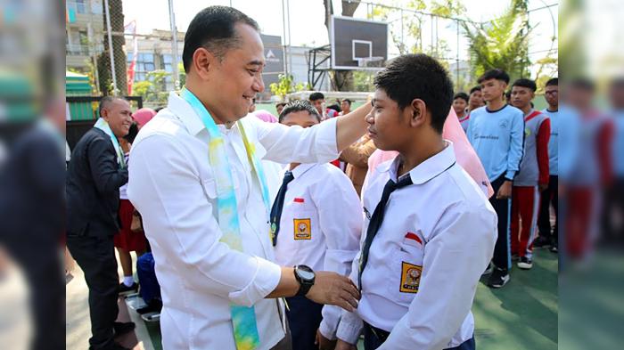 Wali-Kota-Surabaya-Eri-Cahyadi-saat-meninjau-pelaksanaan-pembelajaran-di-sekolah.jpg