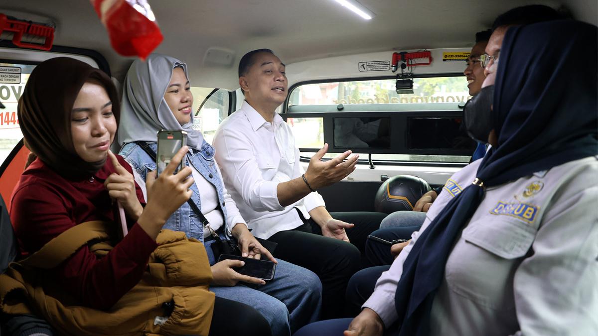 Wali-Kota-Surabaya-Eri-Cahyadi-saat-meninjau-pelayanan-di-Wira-Wiri-Suroboyo.jpg