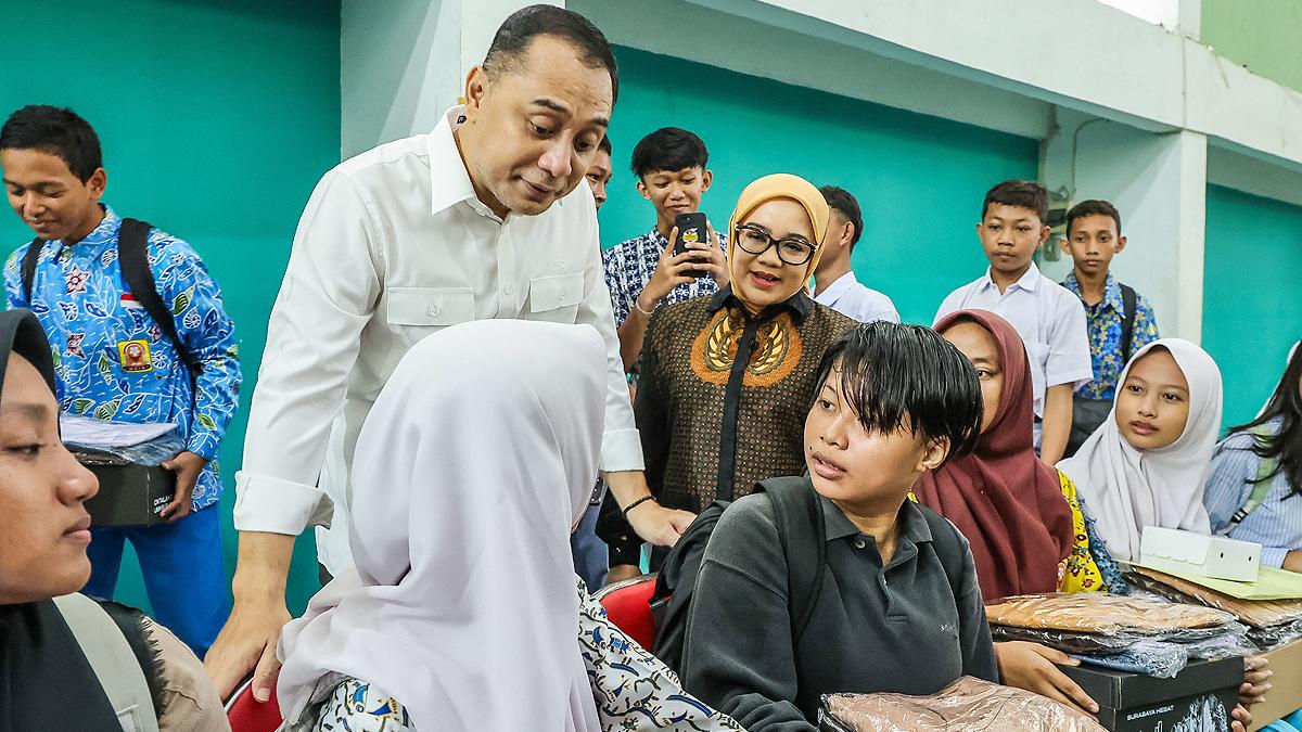 Wali-Kota-Surabaya-Eri-Cahyadi-saat-meninjau-penyerahan-bantuan-seragam.jpg
