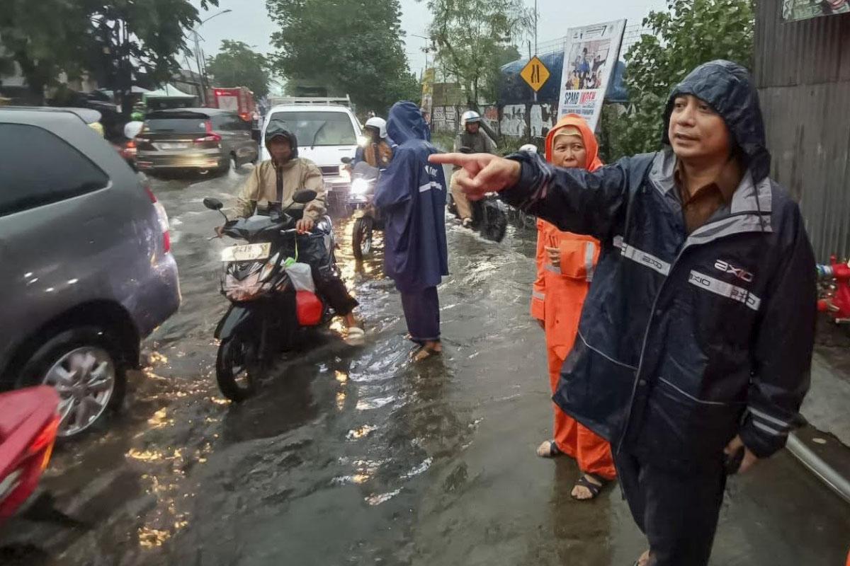 Wali-Kota-Surabaya-Eri-Cahyadi-turun-ke-lokasi-banjir.jpg
