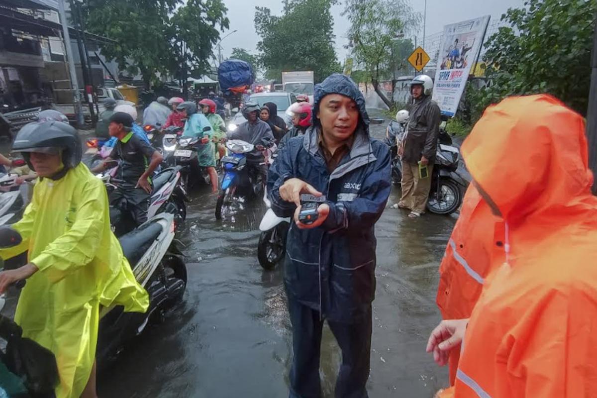Wali-Kota-Surabaya-Eri-Cahyadi-turun-langsung-mengecek-sejumlah-lokasi.jpg