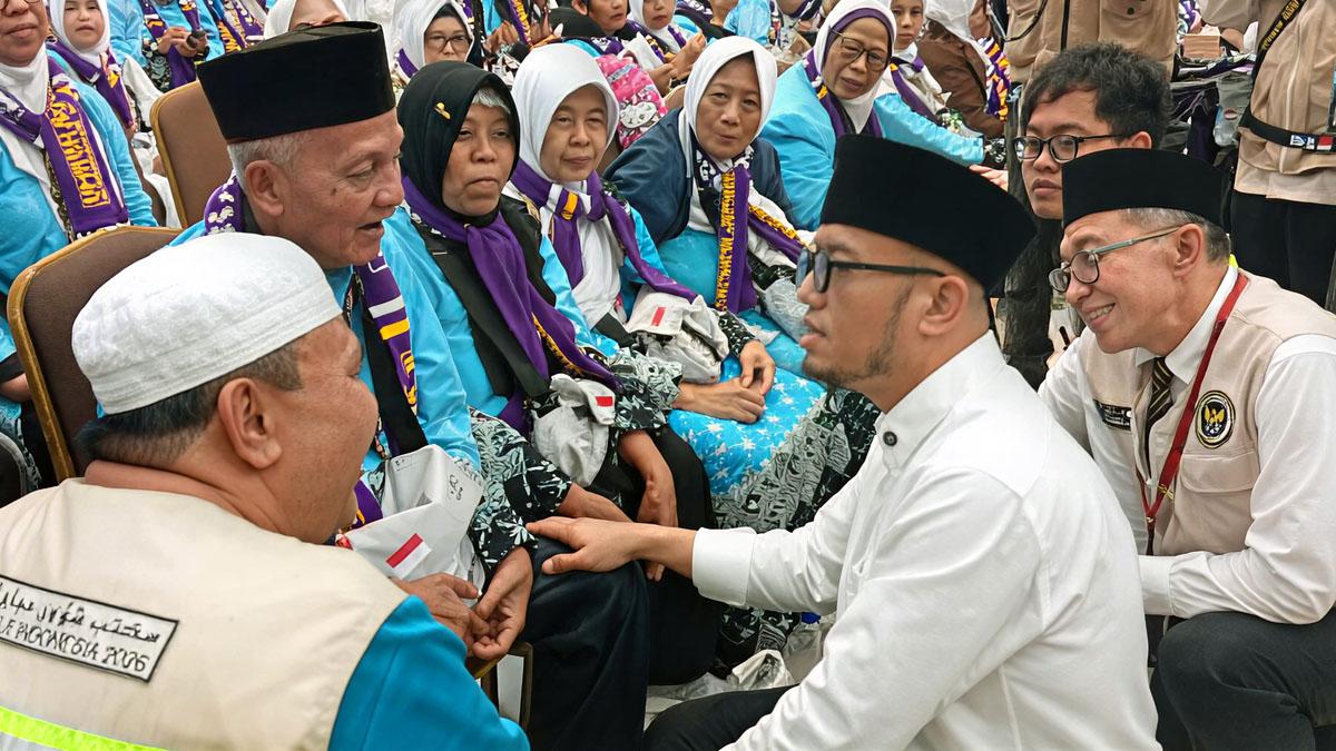 Wamenhaj-Dahnil-Anzar-Simanjuntak-menyapa-jemaah-di-Asrama-Haji-Embarkasi-Surabaya.jpg