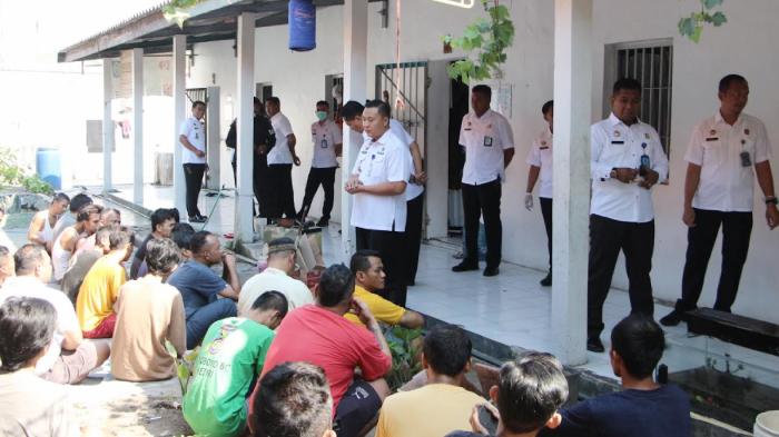 Mendadak Ratusan Warga Binaan Lapas Kelas I Madiun Dites Urine Secara Acak, Ini Hasilnya