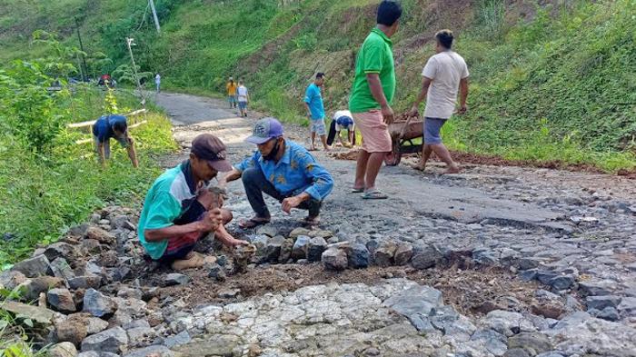 Warga-Desa-Ngrogung-Kecamatan-Ngebel-Ponorogo-memperbaiki-jalan-rusak.jpg