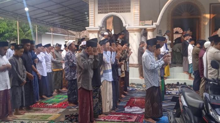 Warga-Desa-Suger-Kidul-Kecamatan-Jelbuk-Jember-Salat-Ied-Idul-Fitri-1445-Hijriyah-lebih-awal.jpg