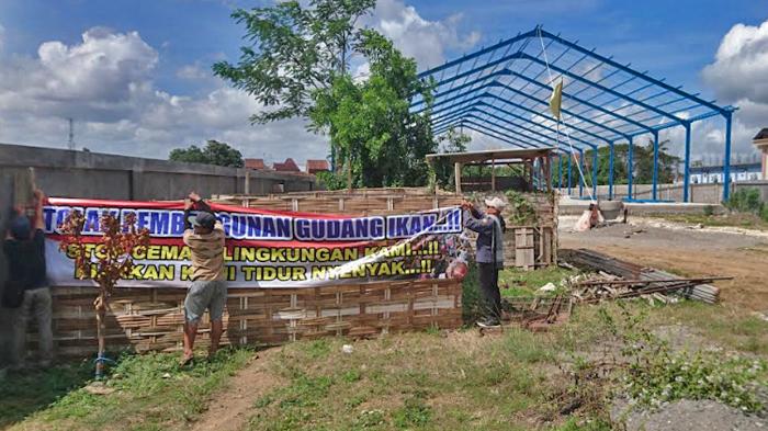 Warga-DesaKecamatan-Bandung-Tulungagung-memasang-spanduk-penolakan.jpg