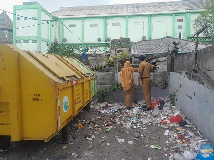 Warga Gresik Ditarik Retribusi Sampah Rp 1.500 Sebulan Bareng Bayar Air di Desa