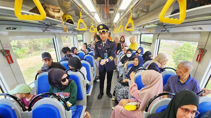 Warga-Sulawesi-saat-naik-kereta-api-13122024.jpg