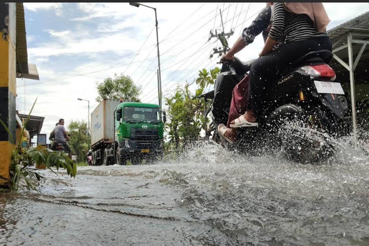 Warga dan Pelaku Usaha Mengeluh Genangan Air di Jalan Raya Jetis Mojokerto Tak Kunjung Surut