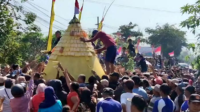 Warga-di-Desa-Toyoresmi-Kediri-Jatim-berebut-gununganTumpeng-Tahu-Kuning.jpg