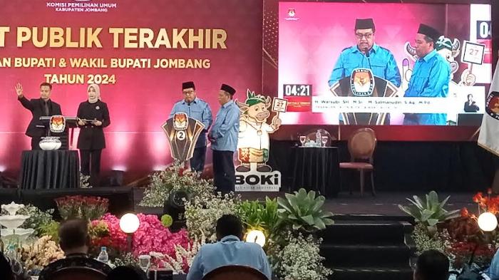 Warsubi-dan-Gus-Salam-saat-Debat-Terakhir-Pilkada-Jombang-2024.jpg