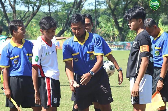 Wasit-berkomunikasi-dengan-dua-pemain-di-kompetisi-Liga-Persebaya.jpg