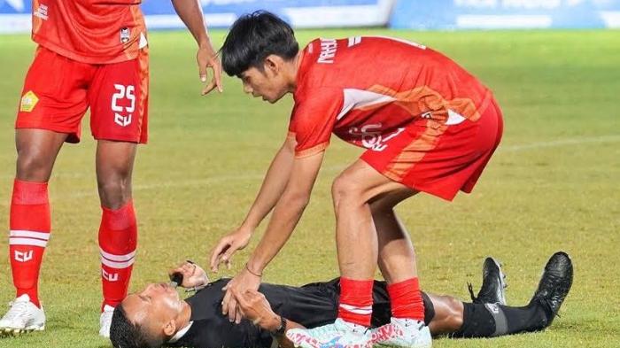 Wasit-memimpi-laga-Aceh-Vs-Sulteng-terkapar-pemain-Sulteng.jpg