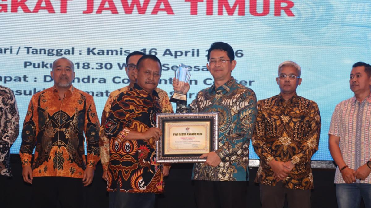 Winardi-menerima-penghargaan-sebagai-Tokoh-Transformasi-Perbankan-Daerah.jpg