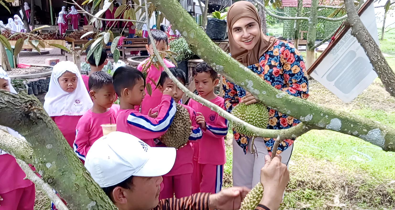 Wisata-Petik-Buah-Musang-King-di-Desa-Pinggirsari-Tulungagung-Jatim-1712026.jpg