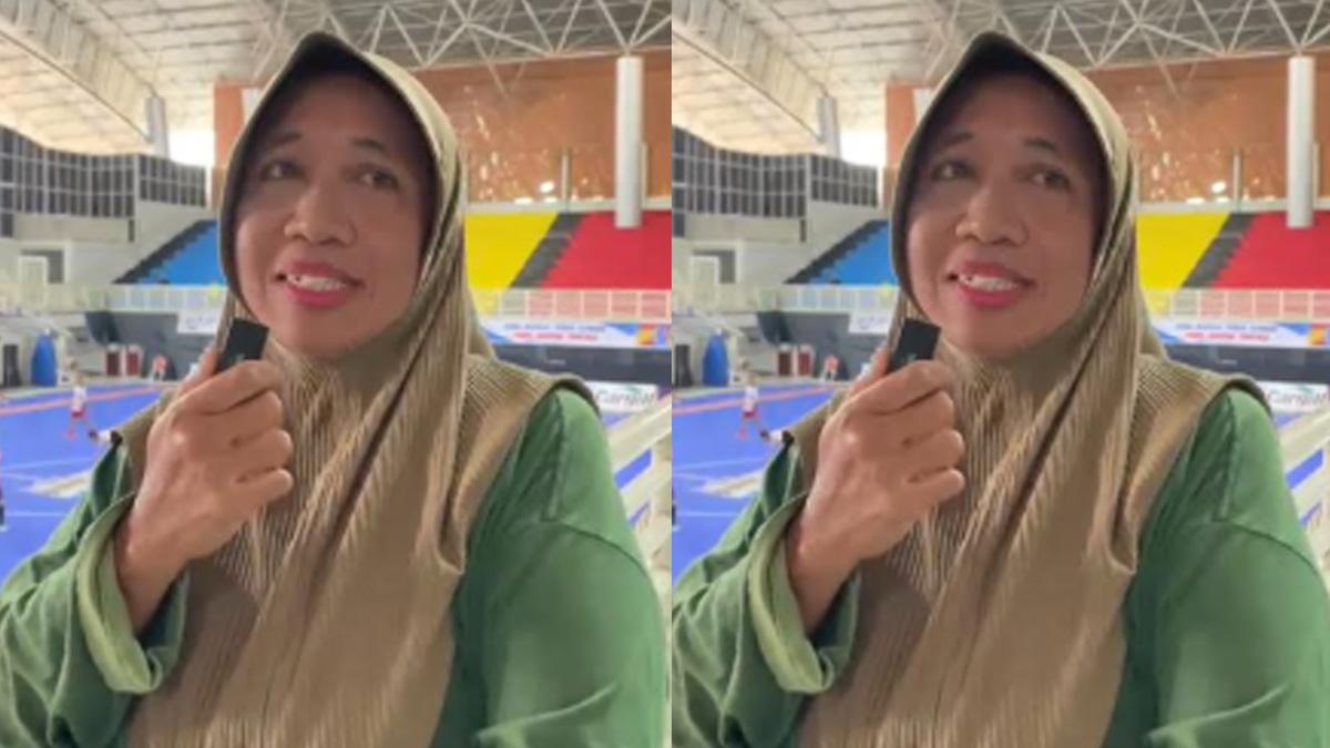 Wulansari-mendukung-putranya-yang-bertanding-bersama-SMAN-1-Manyar.jpg