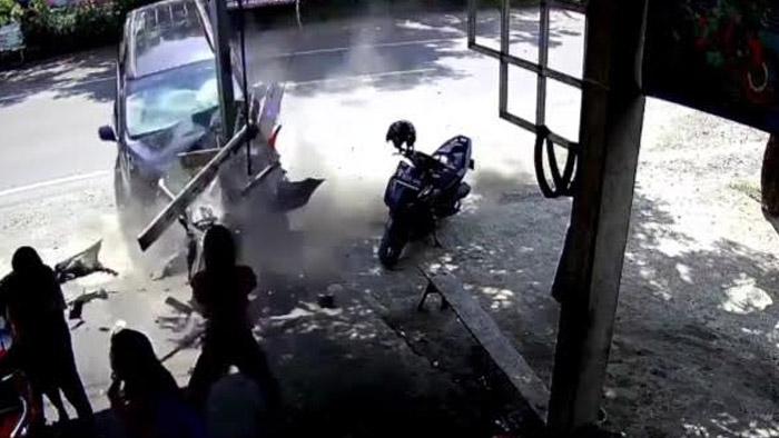 Beredar Video Daihatsu Xenia Tabrak Tiang Listrik di Bojonegoro, Mobil Ringsek Tetapi Sopir Selamat