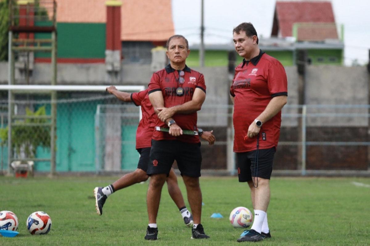 YAKIN-Carlos-Parreira-pelatih-baru-Madura-United-memimpin-latihan-tim-di-Stadion-Gelora-Bangkalan.jpg