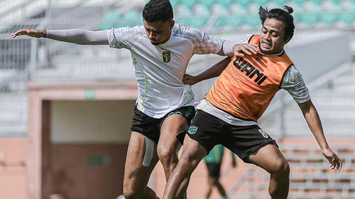 Yan-Victor-dan-Andre-Oktaviansyah-saat-berebut-bola-dalam-sesi-latihan-Persebaya-Surabaya.jpg