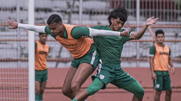 Yan-Victor-saat-berebut-bola-dengan-Ripal-Wahyudi-di-sesi-latihan.jpg