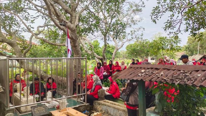Peringati Hari Ibu 2025, PDIP Tulungagung Ziarah ke Makam Pengasuh Bung Karno Mbok Sarinah