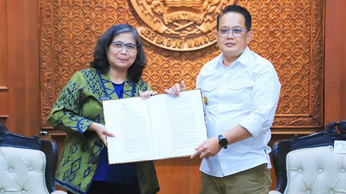 Zanariah-menerima-SK-Perpanjangan-Jabatan-Pj-Wali-Kota-Kediri-dari-Pj-Gubernur-Jatim-Adhy-Karyono.jpg