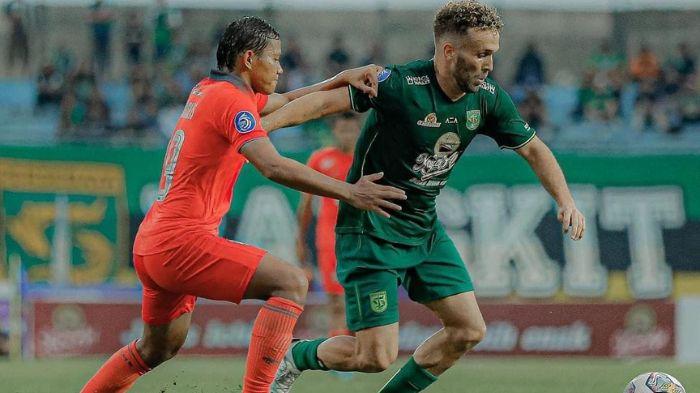 surabaya/Ze-Valente-saat-beraksi-di-laga-Persebaya-Surabaya-vs-Borneo-FC.jpg