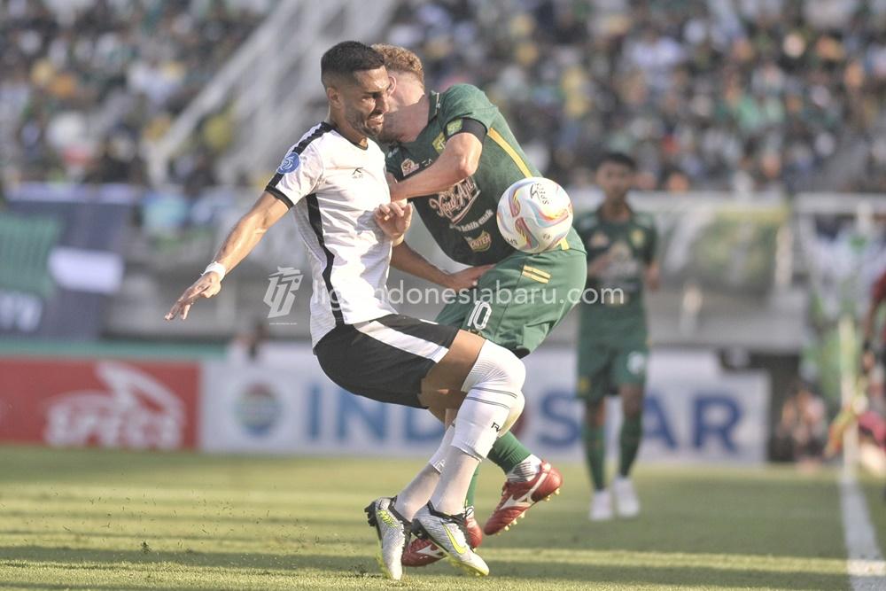 Ze-Valente-saat-laga-Persebaya-vs-Rans-Nusantara-di-Stadion-Gelora-Bung-Tomo.jpg