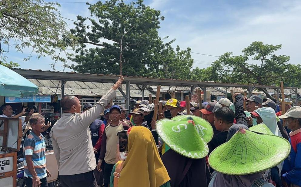 Ipda Purnomo Berbagi THR untuk 200 Orang  Kuli Panggul di Pasar Ikan Lamongan