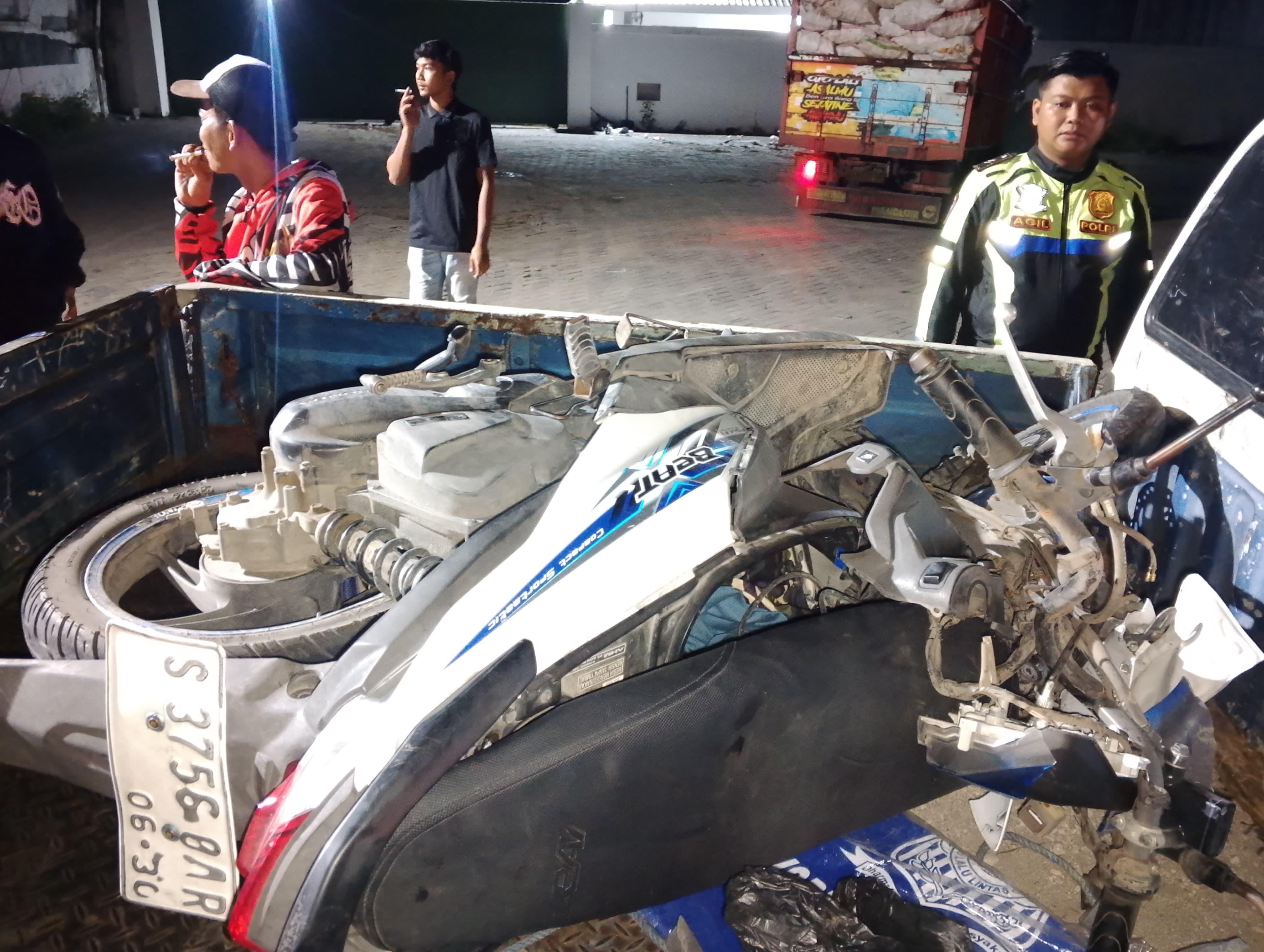 adu-banteng-truk-vs-motor-jombang.jpg