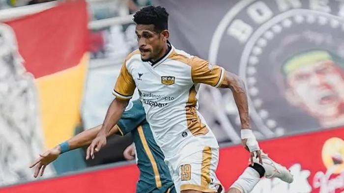 Tundukkan Persebaya Surabaya, Pelatih Dewa United : Ada Peran Penting Ricki Kambuaya