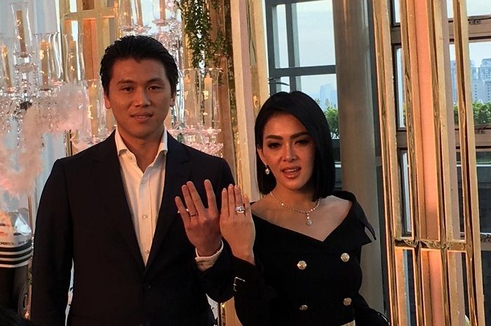 Akhirnya Syahrini Tanggapi Isu Makan Teman di Konferensi Pers Pernikahannya, 'Apa Salahnya?'