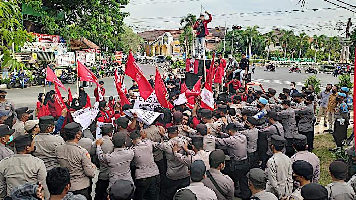 aksi-demo-mahasiswa-tolak-kenaikan-harga-BBM-di-DPRD-Tuban.jpg