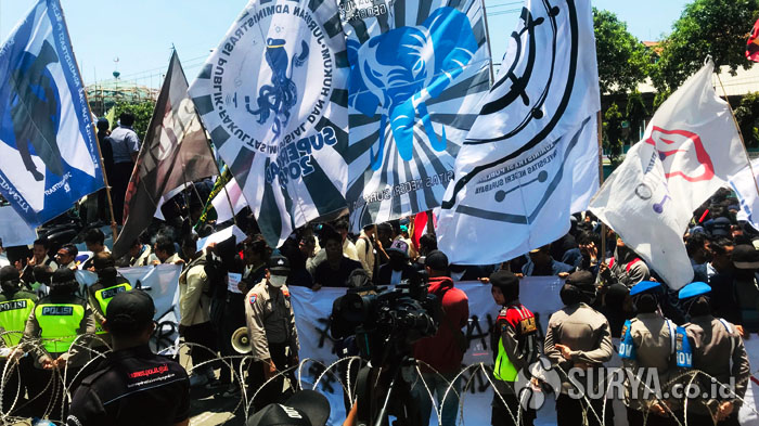 Aksi Unjuk Rasa Ribuan Mahasiswa di DPRD Jatim, Jalan Indrapura Tutup Total