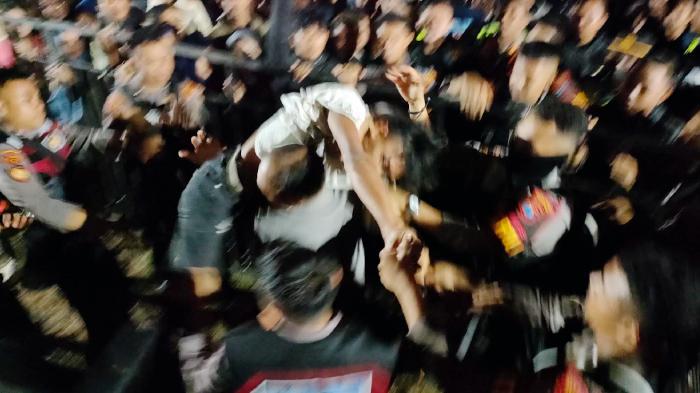 aksi-tawuran-di-acara-Simfoni-Demokrasi-Peluncuran-Tahapan-Pemilihan-Bupati-dan-Wabup-Probolinggo.jpg