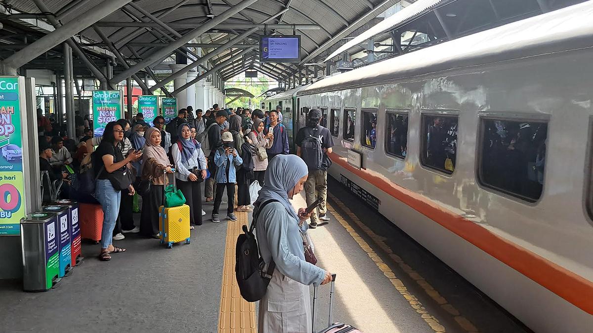 aktivitas-penumpang-di-Stasiun-Gubeng-Surabaya-1312026.jpg