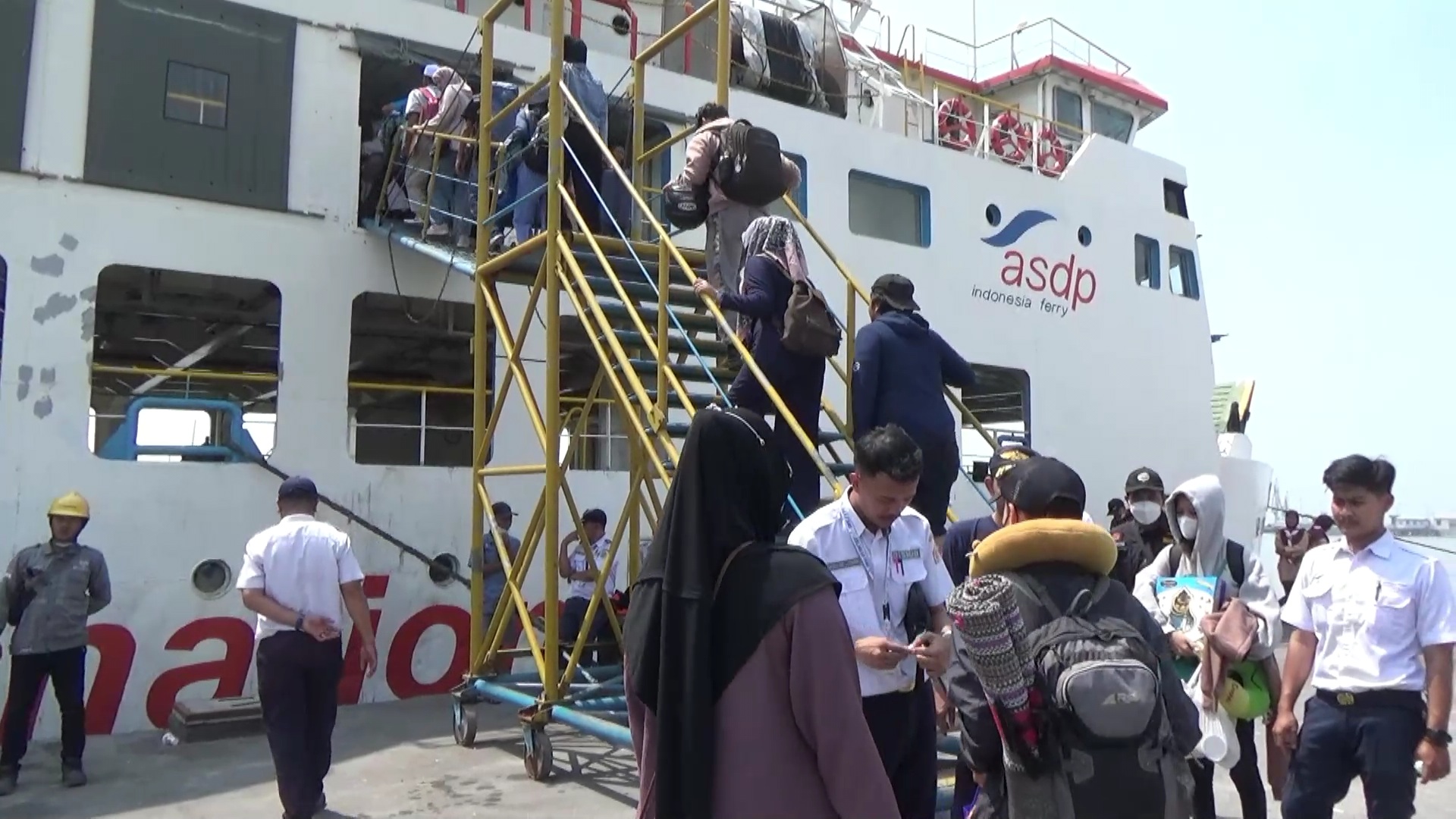 aktivitas-penumpang-kapal-laut-yang-mudik-lebaran-ke-pulau-bawean-gresik.jpg