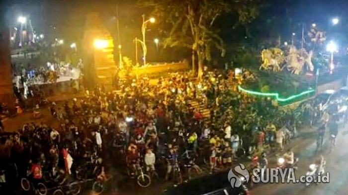 Masih Masa Pandemi, Petugas Bubarkan Kerumunan Warga yang Bermalam Mingguan di Alun-alun Mojokerto