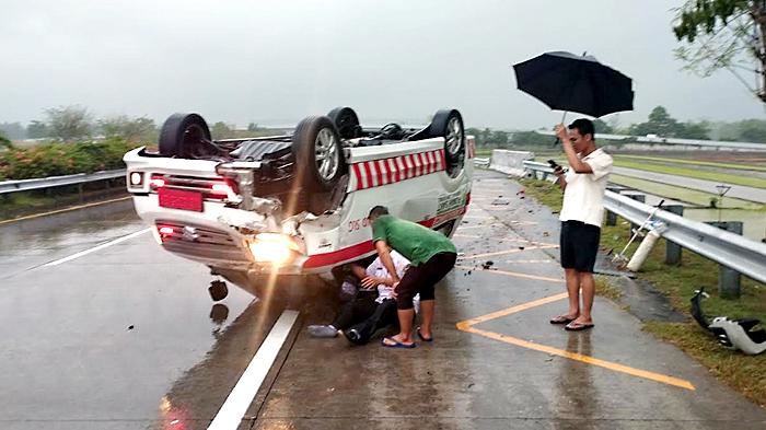 Ambulans Kecelakaan Tunggal di Tol Jomo, Hilang Kendali Kemudian Terguling