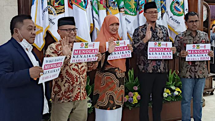 anggota-DPRD-Jatim-menolak-kenaikan-harga-BBM.jpg