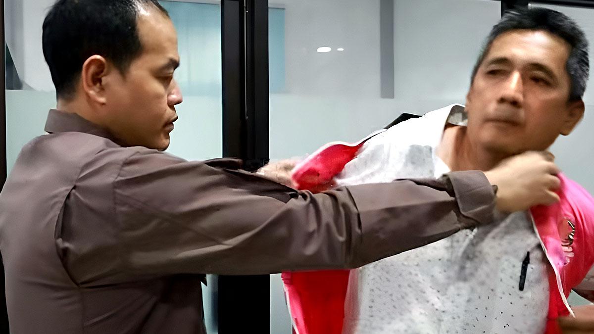 anggota-DPRD-Magetan-dari-Fraksi-Nasdem-Juli-Martana-mengenakan-rompi-merah-muda.jpg