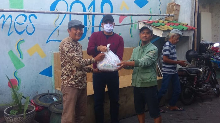 anggota-dprd-kota-surabaya-bahtiyar-rifai-membagikan-sembako.jpg